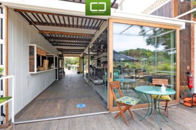 Een restaurant gebouwd met 2 koelcontainers